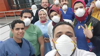 شاهد.. احتفال الطاقم الطبي بتعافي حالتين من “كورونا” داخل مستشفى العجمي (فيديو)