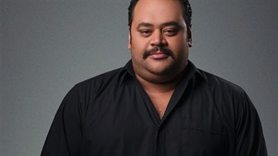 بعد 4 أيام نوم.. محمد ممدوح يشارك في تحدي الخير ويتحدى أحمد عز و مكي (صورة)