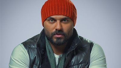 أحمد صلاح حسني يشكر المصريين للالتزام بحظر التجوال: “شعب قد المسؤلية” (صورة)