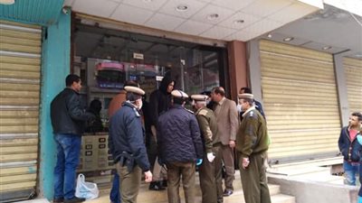 محافظ كفر الشيخ يتابع غلق المحال التجارية لمواجهة فيروس كورونا (صور)