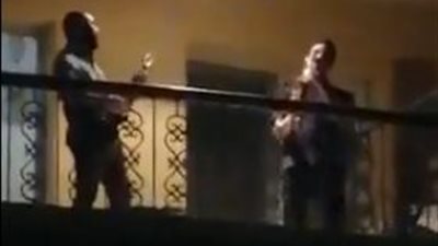 حفلة في البلكونة.. شابان يعزفان للجيران على الجيتار والساكسفون أثناء الحظر (فيديو)