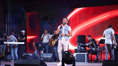 اليوم.. تامر عاشور يُحيي حفل “لايف” على يوتيوب بالتزامن مع حظر التجول بسبب كورونا (فيديو)