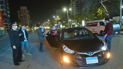 موقف إنسانى لمدير أمن الجيزة مع أسرة أثناء حظر التجوال (صور)