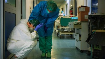 “كانت هتفرق في الوداع”.. روايات الذين لم يتمكنوا من فراق أحبابهم بسبب كورونا (خاص)