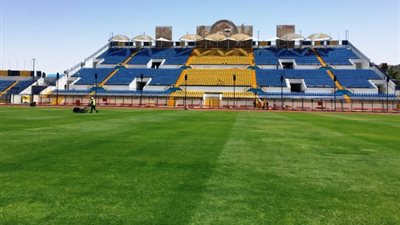 الإسماعيلي يستغل فترة التوقف لتجديد أرضية الملعب