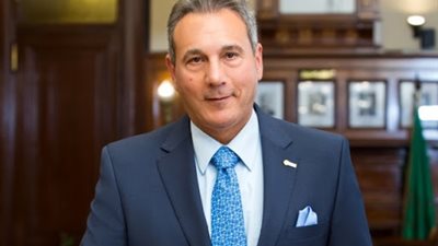 رئيس بنك مصر لـ”خالد أبو بكر”: الحد الأقصى إجراء وقائى.. والكروت الائتمانية مفتوحة بدون حدود