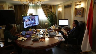 وزير التعليم العالي يشارك في حوار افتراضي لبحث أزمة فيروس كورونا المستجد (صور)