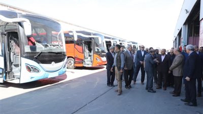 النقل تدفع بـ4 أتوبيسات سوبر جيت لنقل ركاب طائرتي لندن وفرنسا