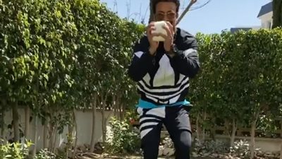 أحمد داوود يشارك جمهوره في تحدي بـ المناديل .. والجمهور:الله ينور يا عاطف (فيديو)