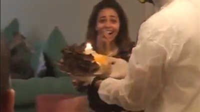 رنا سماحة تحتفل بعيد ميلادها.. وفنان يقدم التورتة مرتديًا بدلة العزل خوفا من كورونا (فيديو)