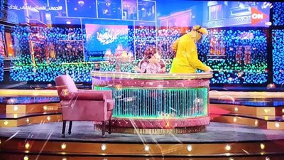 “أبلة فاهيتا” تُعقم الاستوديو قبل ظهور حسن شاكوش على الشاشة (صور)