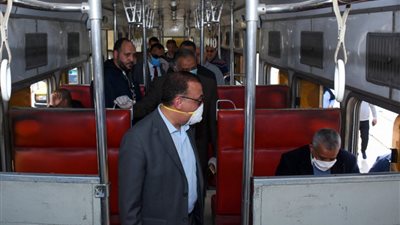 محافظ الإسكندرية يستقل الترام وينصح الركاب بإجراءات الحماية من كورونا (صور)