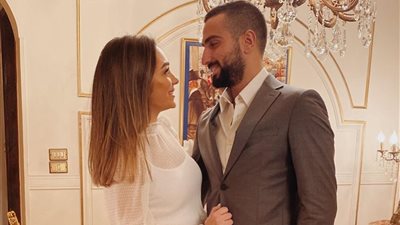 بالرغم من كورونا.. محمد الشرنوبي وخطيبته على البحر في جو رومانسي (صورة)