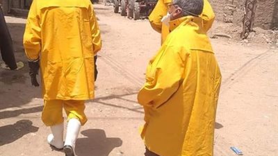 فرق وقائية لمتابعة حالات مخالطين لمصاب بكورونا بقرية الجبلاو في قنا (صور)
