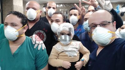بينهم طفلة وطبيب.. خروج 3 حالات من مستشفى العزل بقها بعد تعافيهم من كورونا (صور)