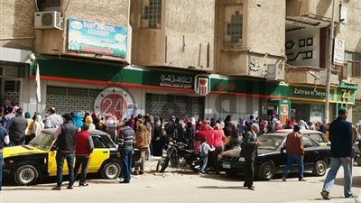 زحام أمام فرع البنك الاهلى المصرى لصرف إعانة العمالة غير المنتظمة في الإسكندرية (صور)