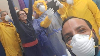 أحضان وزغاريد.. لحظة استقبال سويدية خبر شفائها من فيروس كورونا بمستشفى العجمي (فيديو)