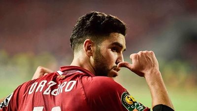 شاهد.. وليد أزارو بقميص الأهلي ومغازلة الجماهير الحمراء