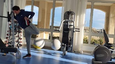 أحمد الفيشاوي يمارس التمارين الرياضية في العزل المنزلي (صورة)