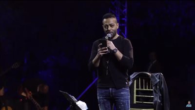 تامر عاشور يتمنى تقديم حفل “لايف” في الأهرامات.. والجمهور: “أبو الهول هيعيط”