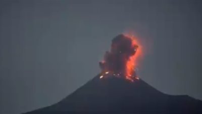 شاهد.. لحظة ثوران بركان كراكاتو في إندونيسيا بارتفاع 500 متر في الهواء (فيديو)