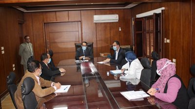 بالكمامة.. تعليم الغربية يناقش آليات الأبحاث الطلابية مع قيادات المراحل التعليمية