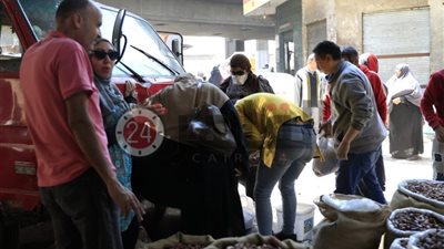 إقبال المصريين على شراء بلح رمضان رغم جائحة كورونا