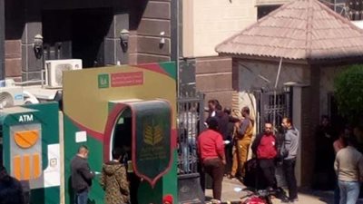 زحام أمام البريد والبنك الزراعي بكفر الشيخ لصرف منحة العمالة غير المنتظمة (صور)