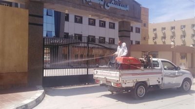 رش وتعقيم الشوارع المحيطة بمستشفى العزل ببلطيم والطرق المؤدية إليها (صور)