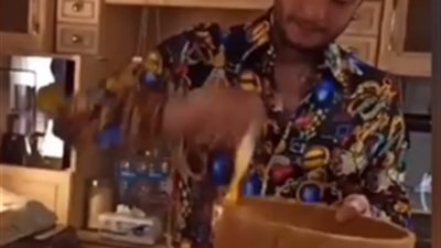 أحمد الفيشاوي يُقلد تميم يونس ساخرًا مستعينًا بـ”سر تقشير البيض” (فيديو)