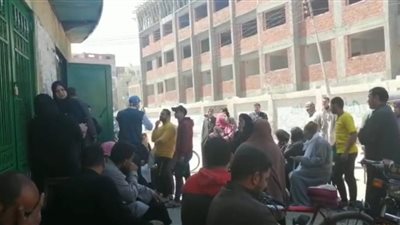 زحام وتكدس المواطنين على مكاتب البريد لصرف منحة العمالة غير المنتظمة بالشرقية (صور)