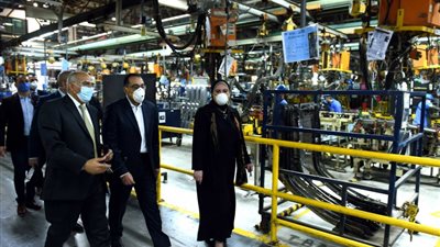 شاهد… جولة رئيس الوزراء داخل مصنع “جنرال موتورز مصر” (صور)