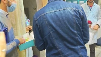 ورود وشكولاتة للأطباء.. فرحة أهالي قرية الهياتم بعد رفع العزل عنهم بسبب كورونا (صور)