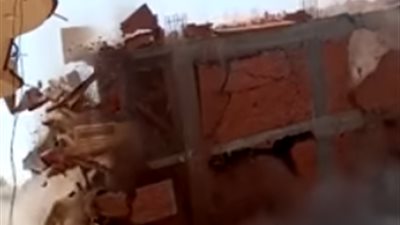 لحظة انهيار عقار في حملة إزالة بالعامرية غرب الإسكندرية (فيديو)
