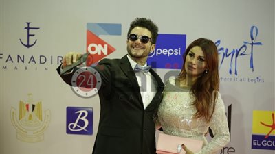 أحمد الفيشاوي وزوجته يشجعان الجمهور على مواجهة “كورونا” بطريقتهما الخاصة (صورة)