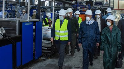 محافظ الإسكندرية يتفقد الإجراءات الوقائية لفيروس كورونا بشركتين للأسمدة (صور)