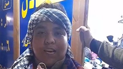 مرتديا زي المسحراتي.. شاب مسيحي يوزع فوانيس رمضان بالإسكندرية: فرحة الناس عندي بالدنيا | بث مباشر