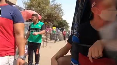 شاب أجنبي يستأجر توك توك ويستعرض الأمان في مصر من خلال اختبار وهمي للسرقة.. ويعلق: النتيجة مجنونة