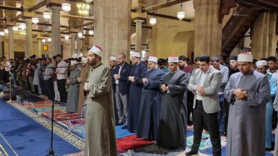 يبتغون الدرجات ومحو الخطايا.. آلاف المصلين يؤدون العشاء والتراويح بالجامع الأزهر
