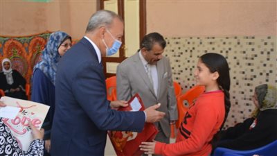 محافظ القليوبية يزور الأيتام بمؤسسة البنين والبنات.. ويقدم الهدايا لهم