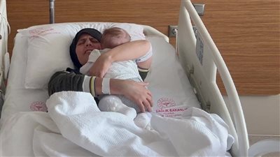 بعد شهرين من زلزال تركيا.. لم شمل رضيعة ظلت تحت الأنقاض 128 ساعة مع أمها