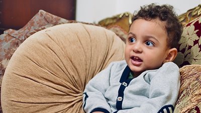 ابني بيروح مني |أم تستغيث لعلاج طفلها المصاب بالضمور العضلي: فقد الحركة وحالته تتدهور 