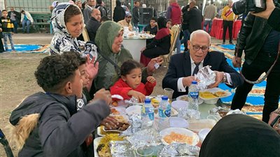 الفرحة مش سايعانا.. محافظ بورسعيد يتناول وجبة الإفطار مع أطفال أيتام | صور 