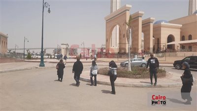 الوداع الأخير.. انهيار دينا الشربيني لحظة وصول جثمان والدها إلى مسجد المشير طنطاوي 