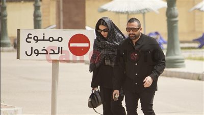 درة وزوجها أول الحاضرين في جنازة والد دينا الشربيني