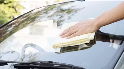 أفضل طريقة لتنظيف الزجاج الأمامي للسيارة