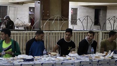 رئيس جامعة الأزهر يتناول الإفطار بين أبنائه الطلاب في المدينة الجامعية