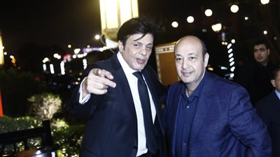 عمرو أديب يؤدي واجب العزاء في والدة زوجة المحامي محمد حمودة