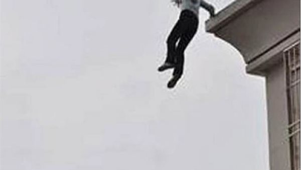 طالبة تلقى نفسها-