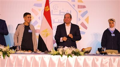 الرئيس السيسي يتناول وجبة الإفطار بمدينة الأسمرات